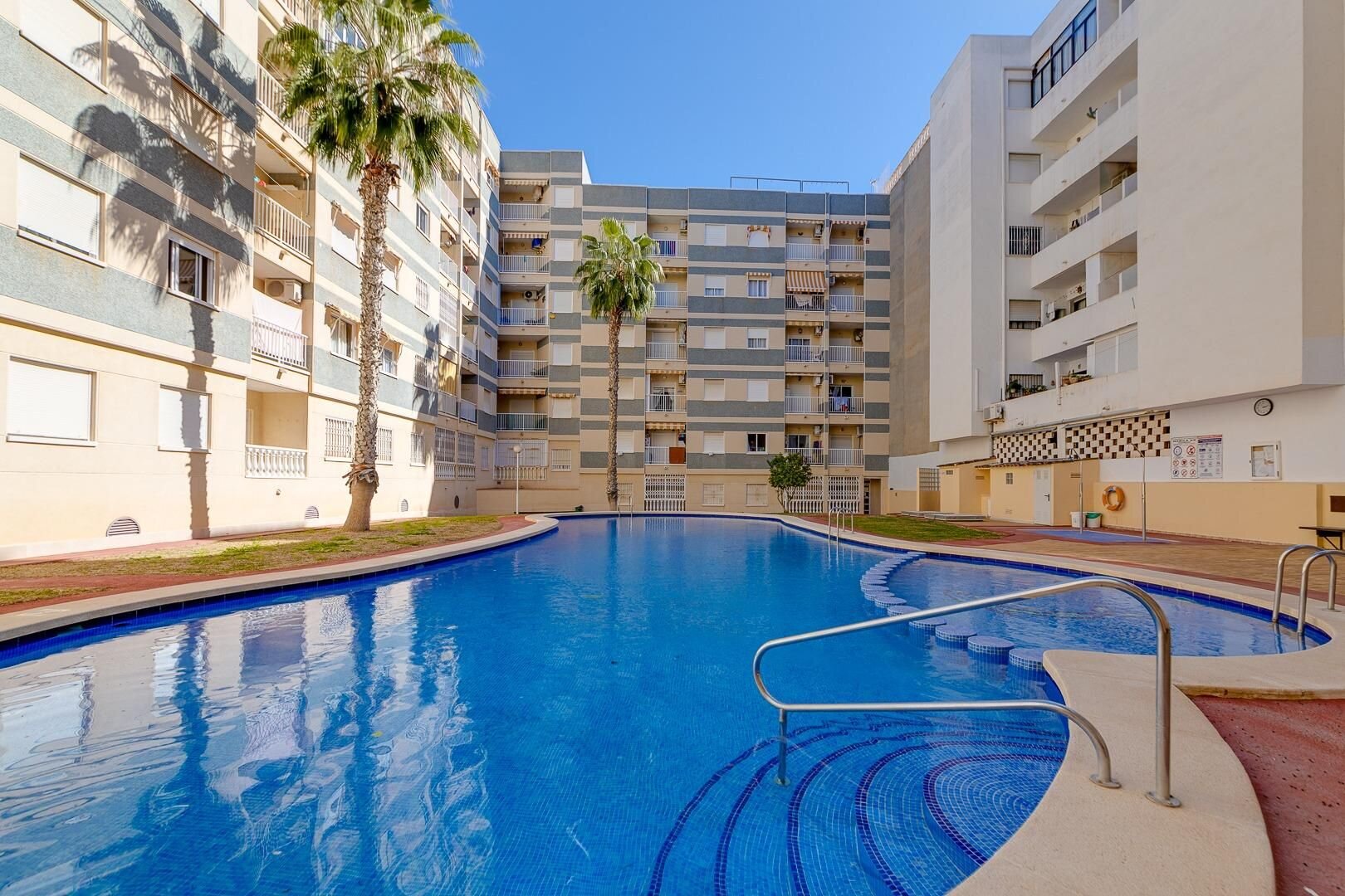 3-Bedroom Apartment in Estacion de Autobuses, Torrevieja - Image 3