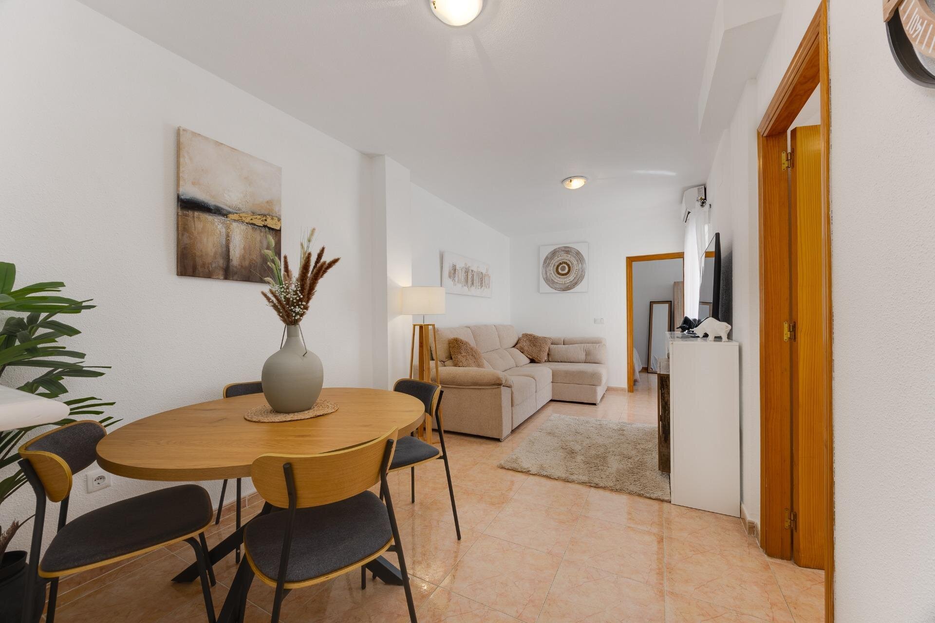 3-Bedroom Apartment in Estacion de Autobuses, Torrevieja - Image 5