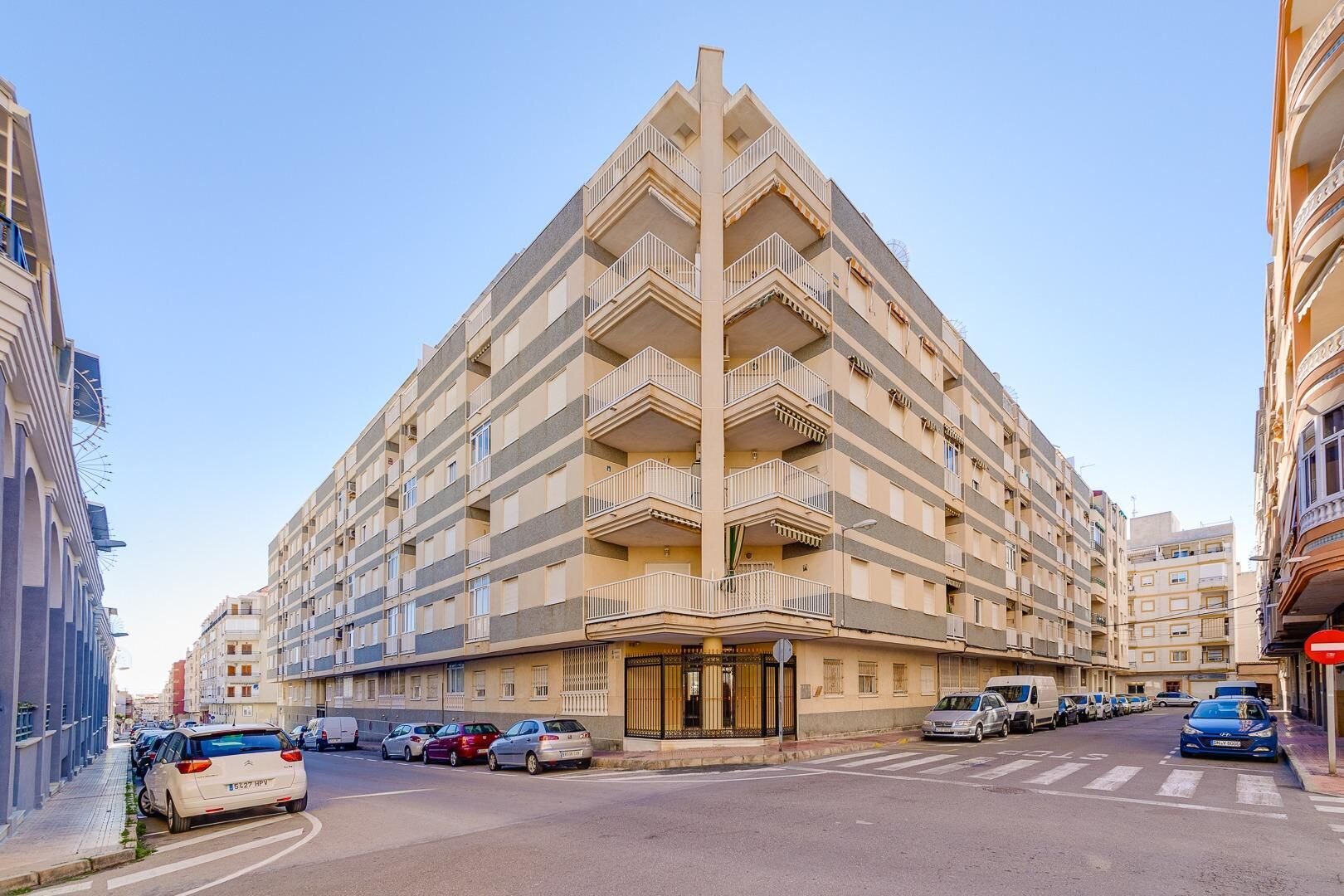3-Bedroom Apartment in Estacion de Autobuses, Torrevieja - Image 6
