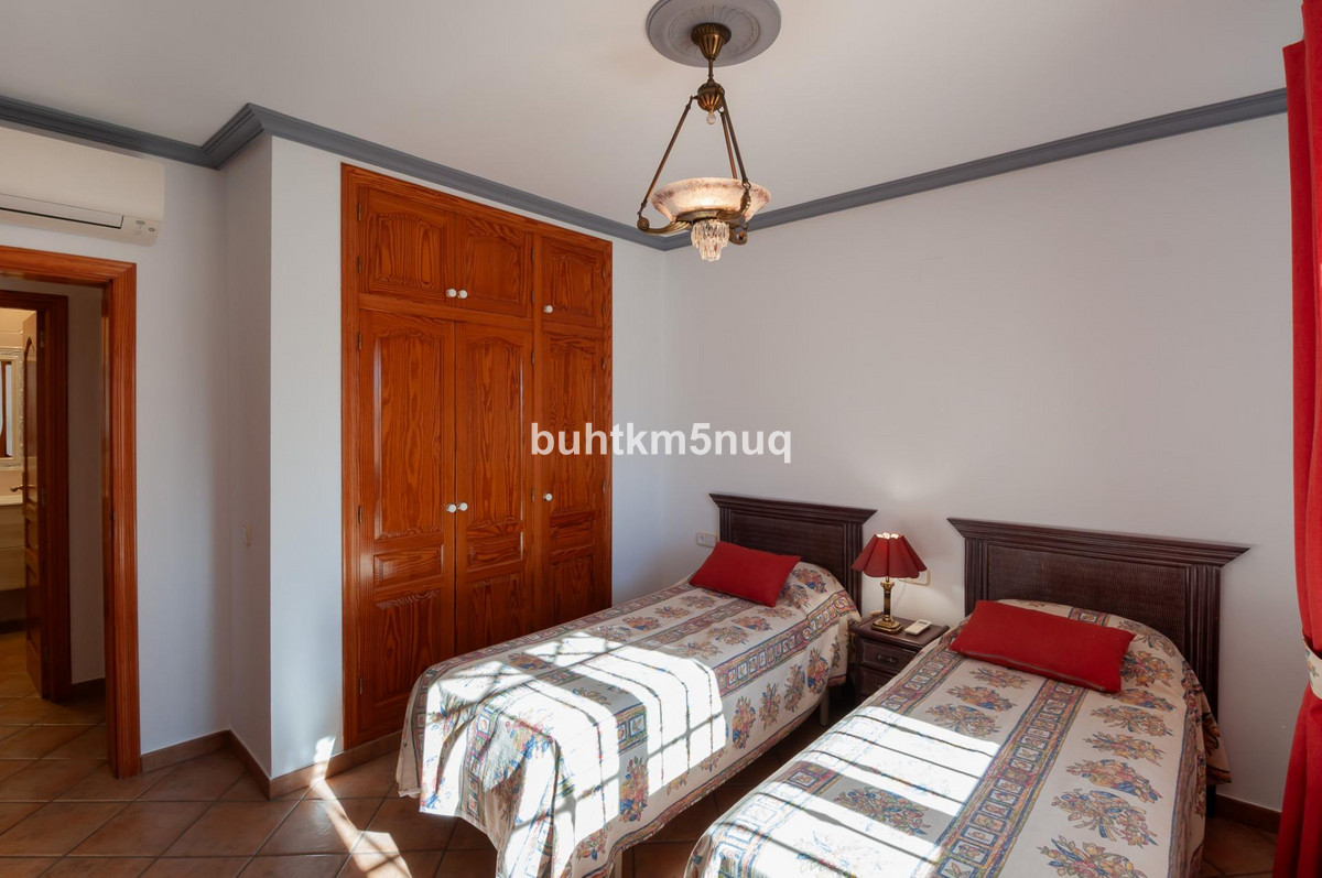 4-Bedroom Detached House in  Calpe | Sunny Casas - Costa ... - Image 22