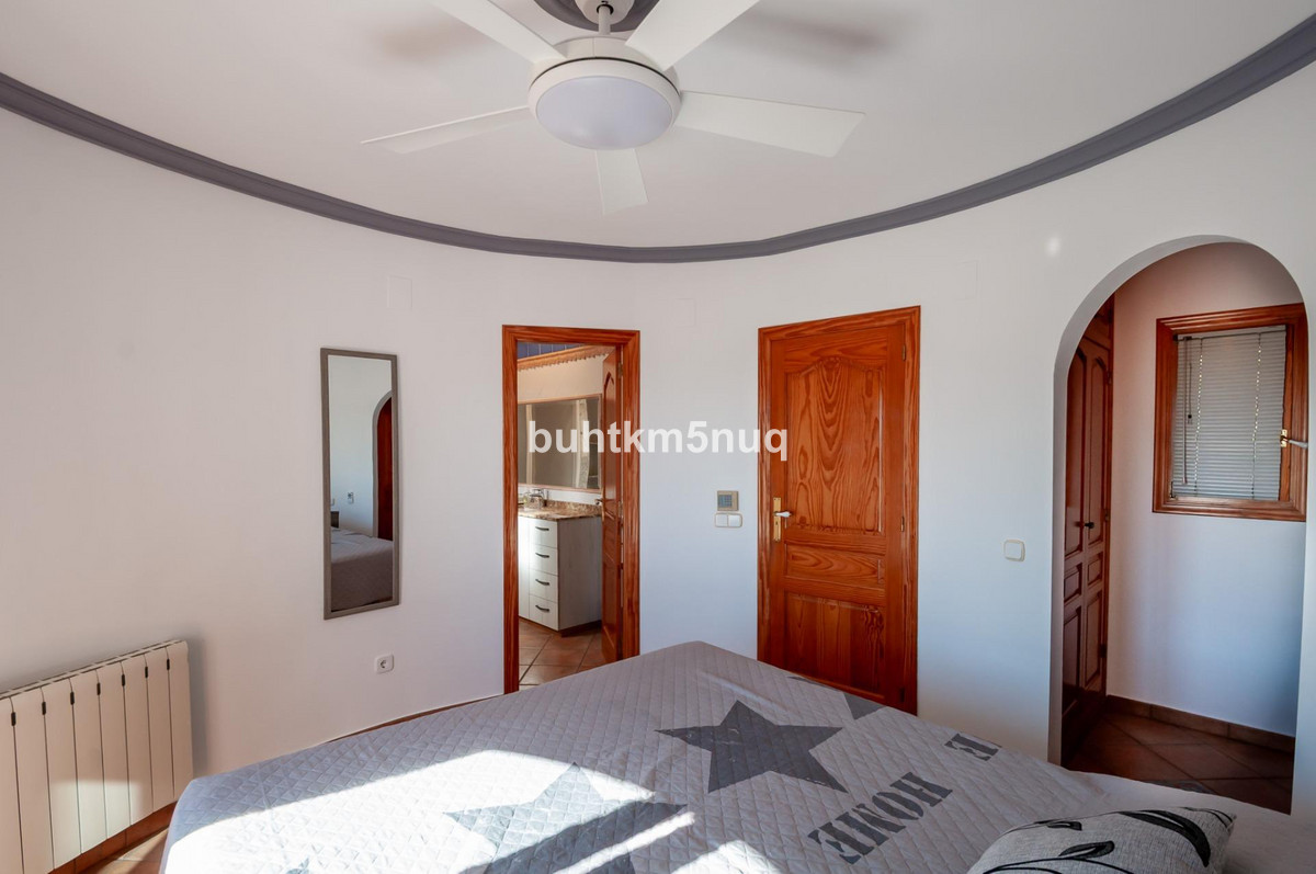 4-Bedroom Detached House in  Calpe | Sunny Casas - Costa ... - Image 24