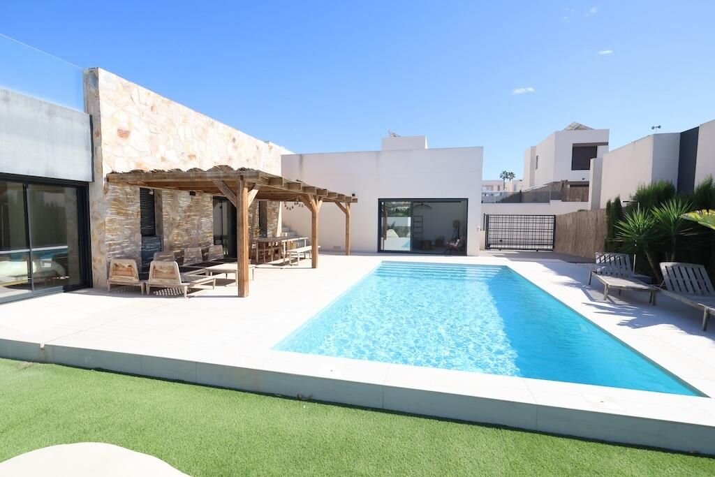 3-Bedroom Villa in Comunidad Valenciana, Algorfa - Image 1