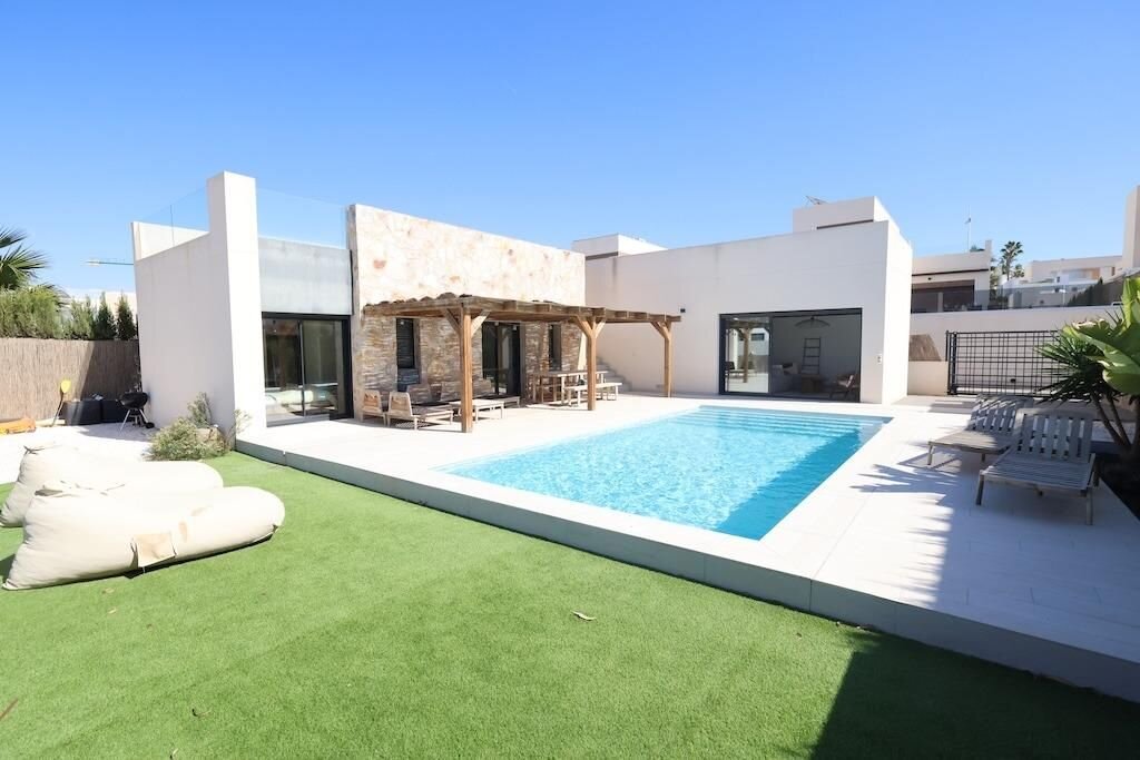 3-Bedroom Villa in Comunidad Valenciana, Algorfa - Image 23