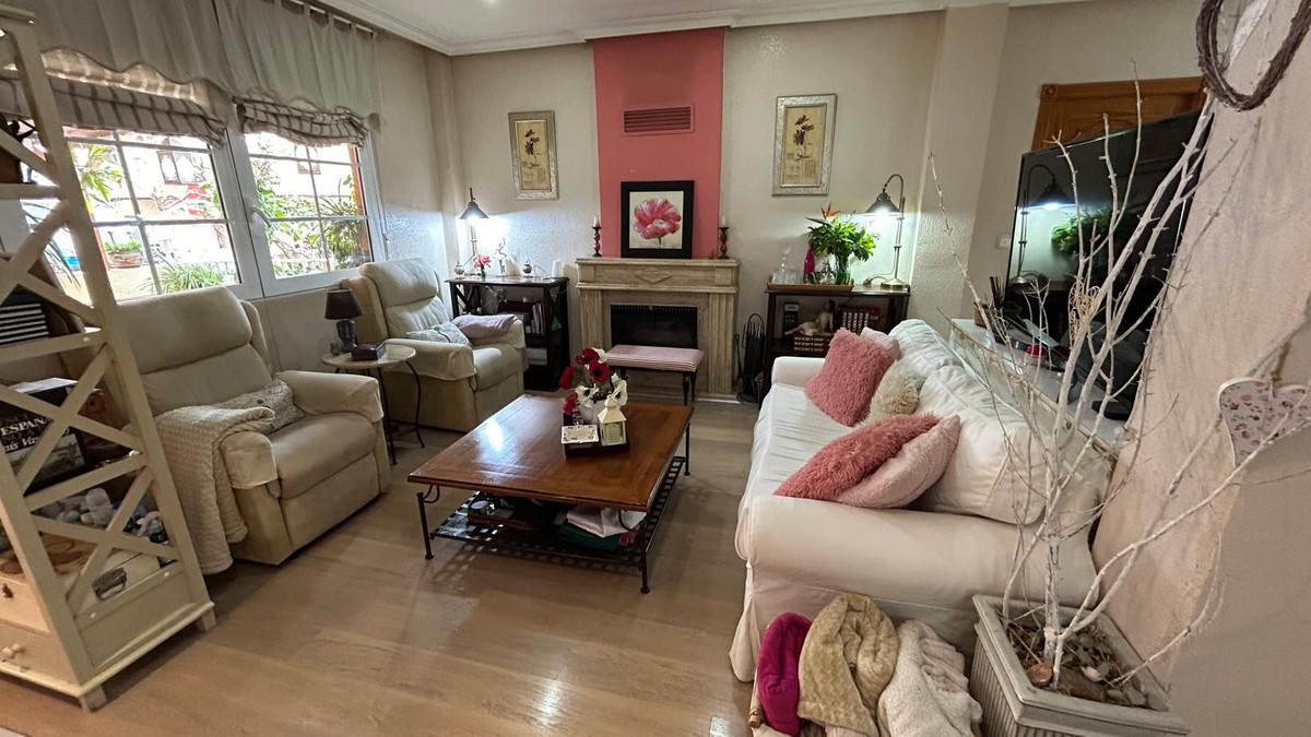 3-Bedroom Semi-Detached House in  Los Montesinos | Sunny ... - Image 9