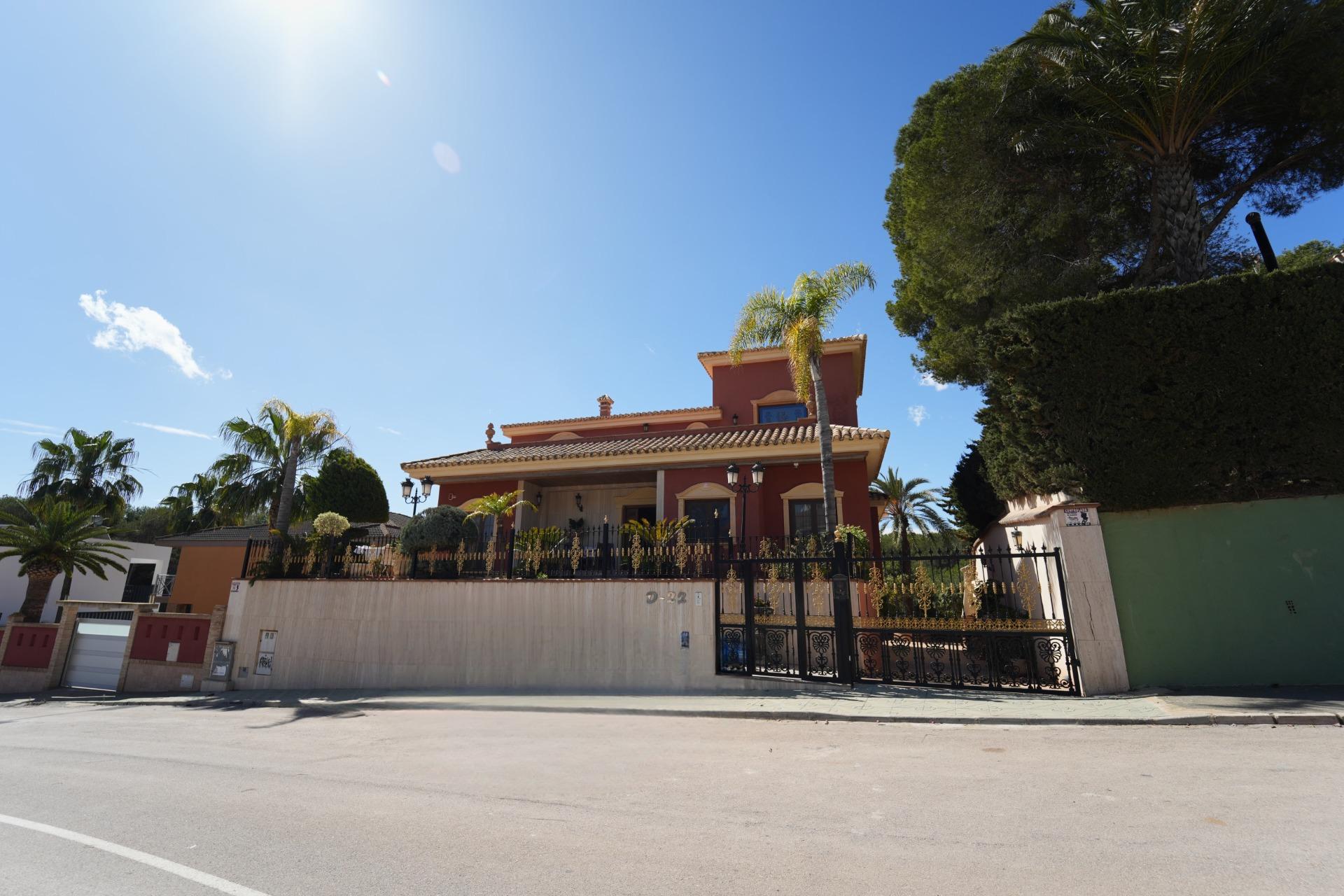 Villa met 8 Slaapkamers in Campoamor, Orihuela Costa - Image 1