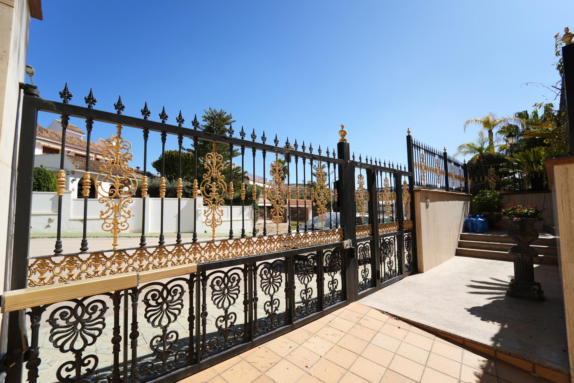 Villa met 8 Slaapkamers in Campoamor, Orihuela Costa - Image 16