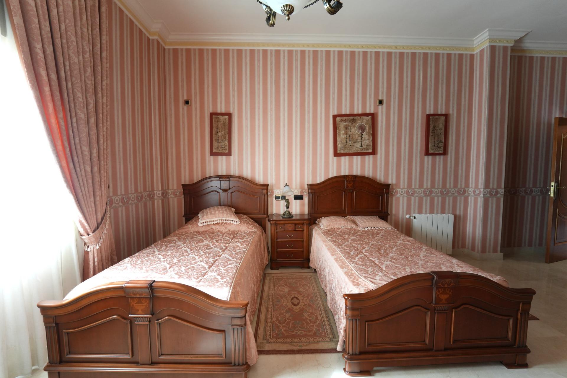 Villa met 8 Slaapkamers in Campoamor, Orihuela Costa - Image 41