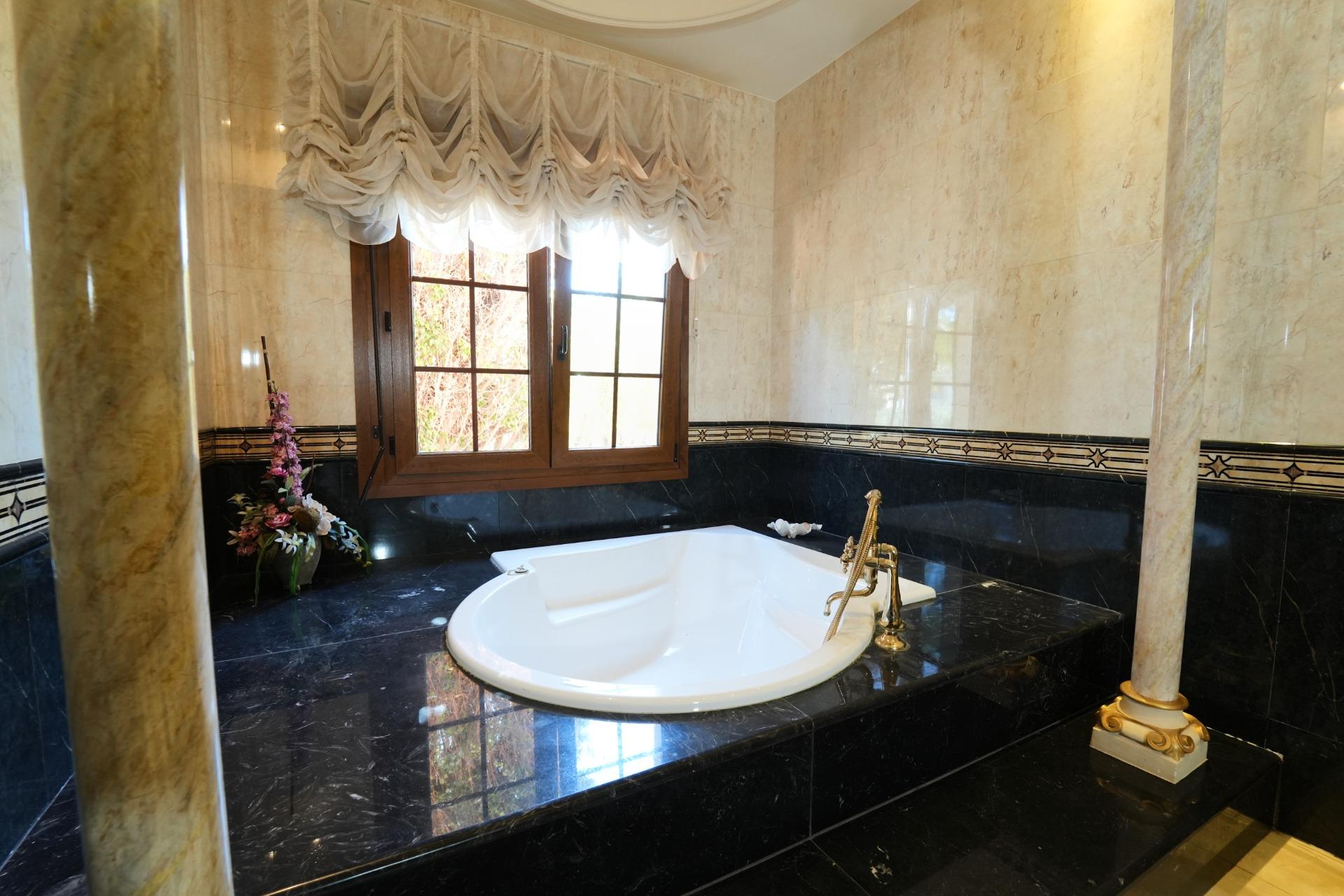 Villa met 8 Slaapkamers in Campoamor, Orihuela Costa - Image 43