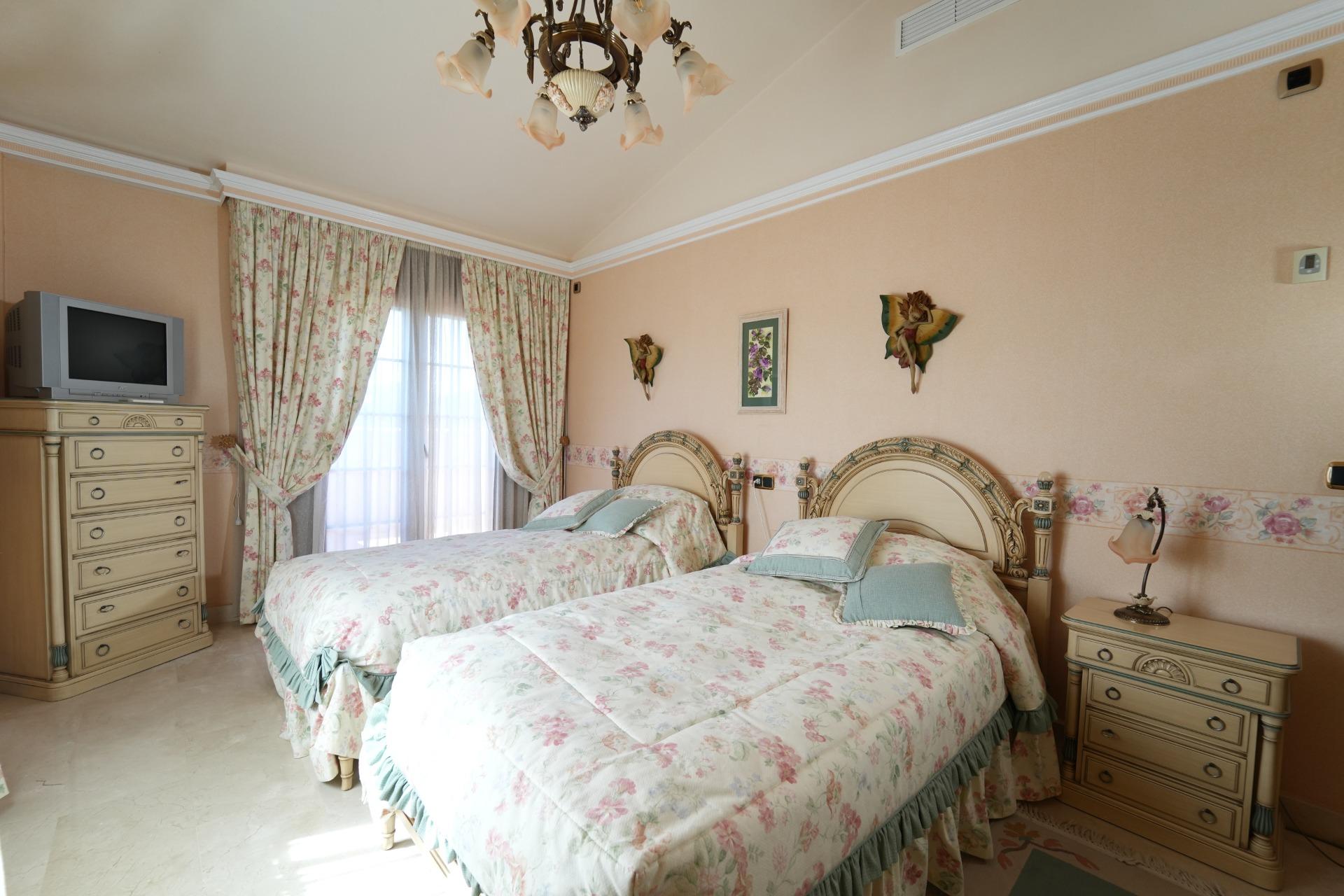 Villa met 8 Slaapkamers in Campoamor, Orihuela Costa - Image 5