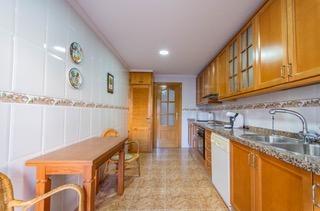 4-Bedroom Apartment in Estacion de Autobuses, Torrevieja - Image 11