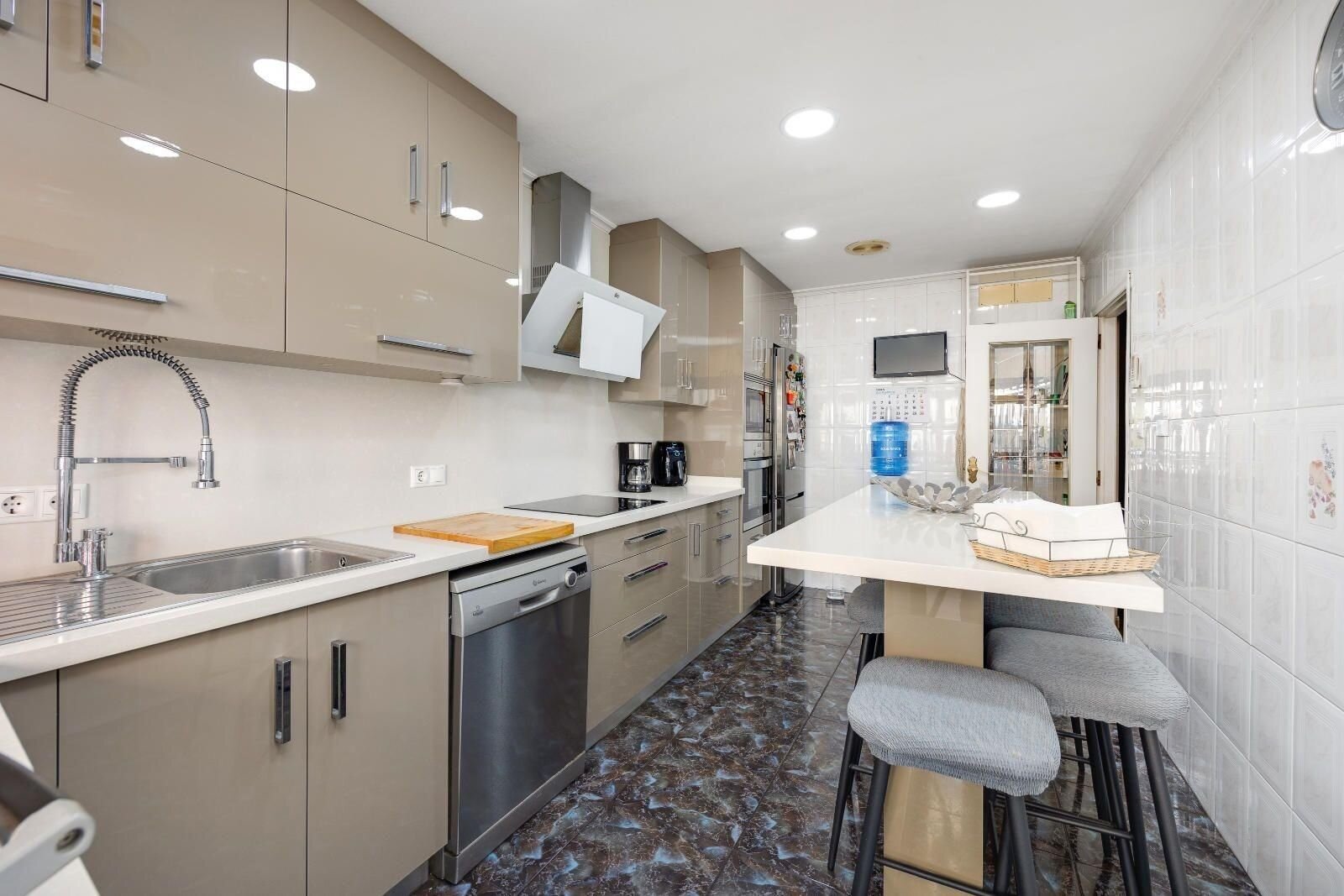 5-Bedroom Apartment in Torrevieja, Torrevieja - Image 9