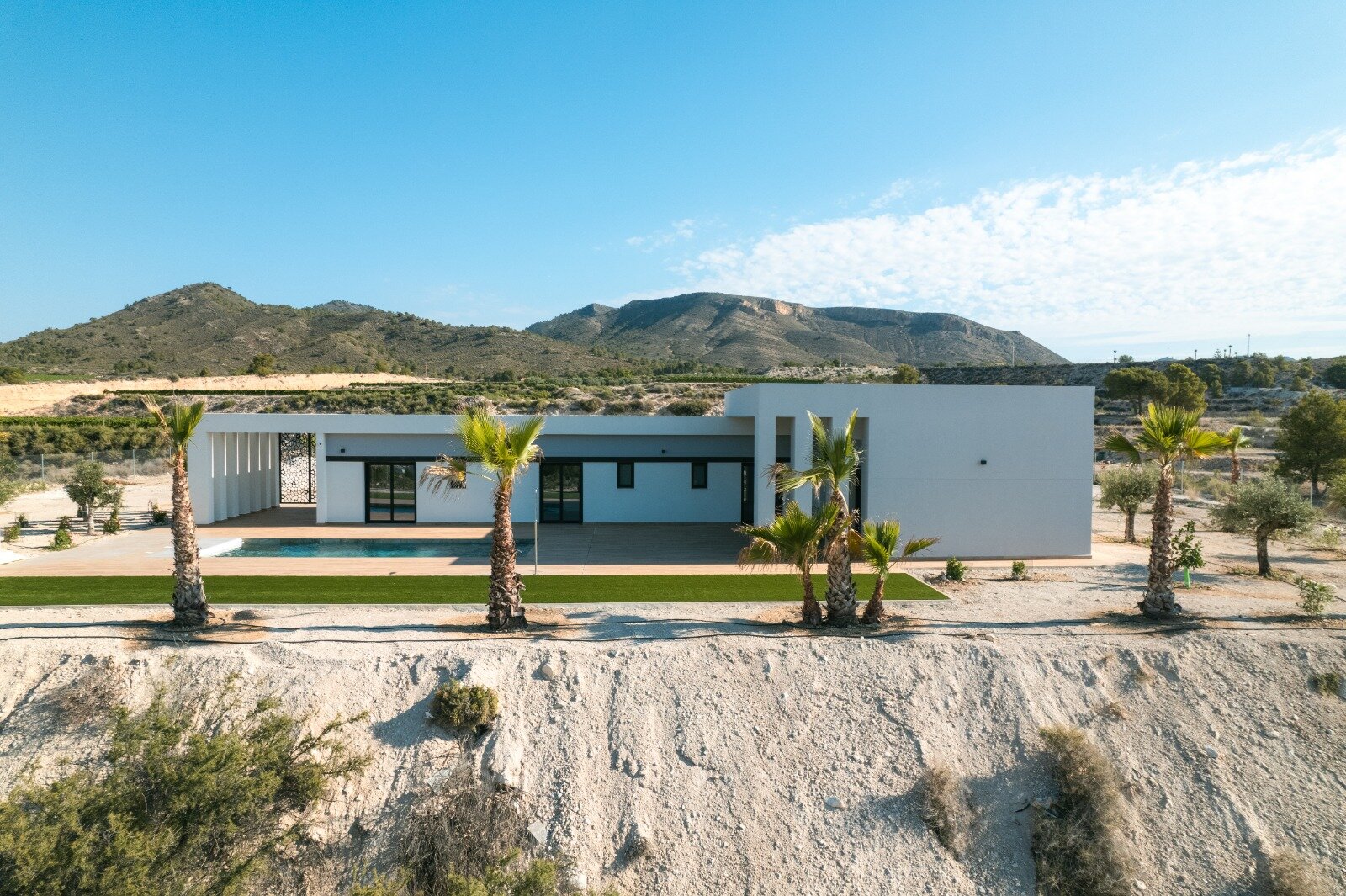3-Bedroom Detached House in Pinoso - Image 4