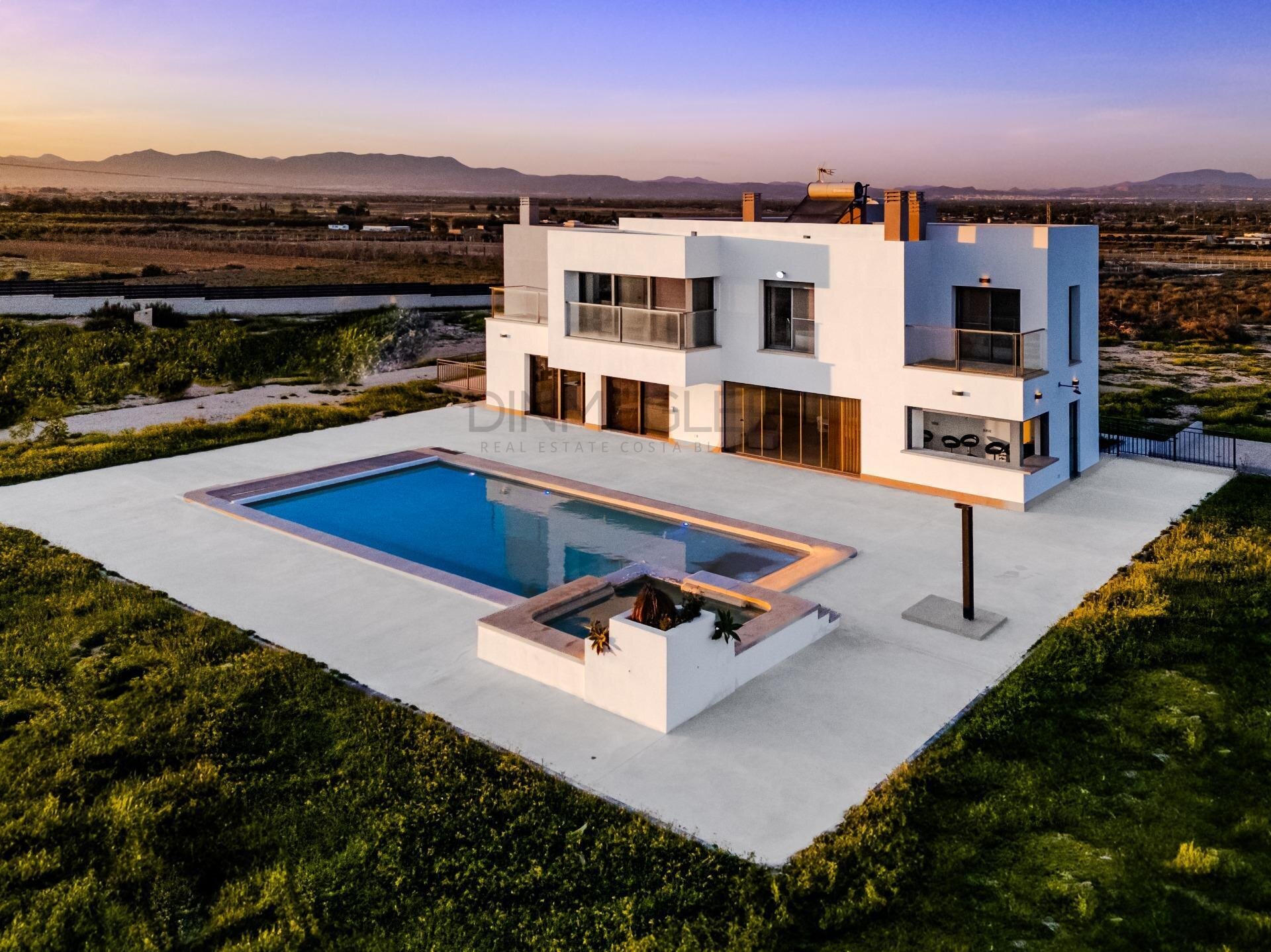 5-Bedroom Villa in La Marina - Image 1