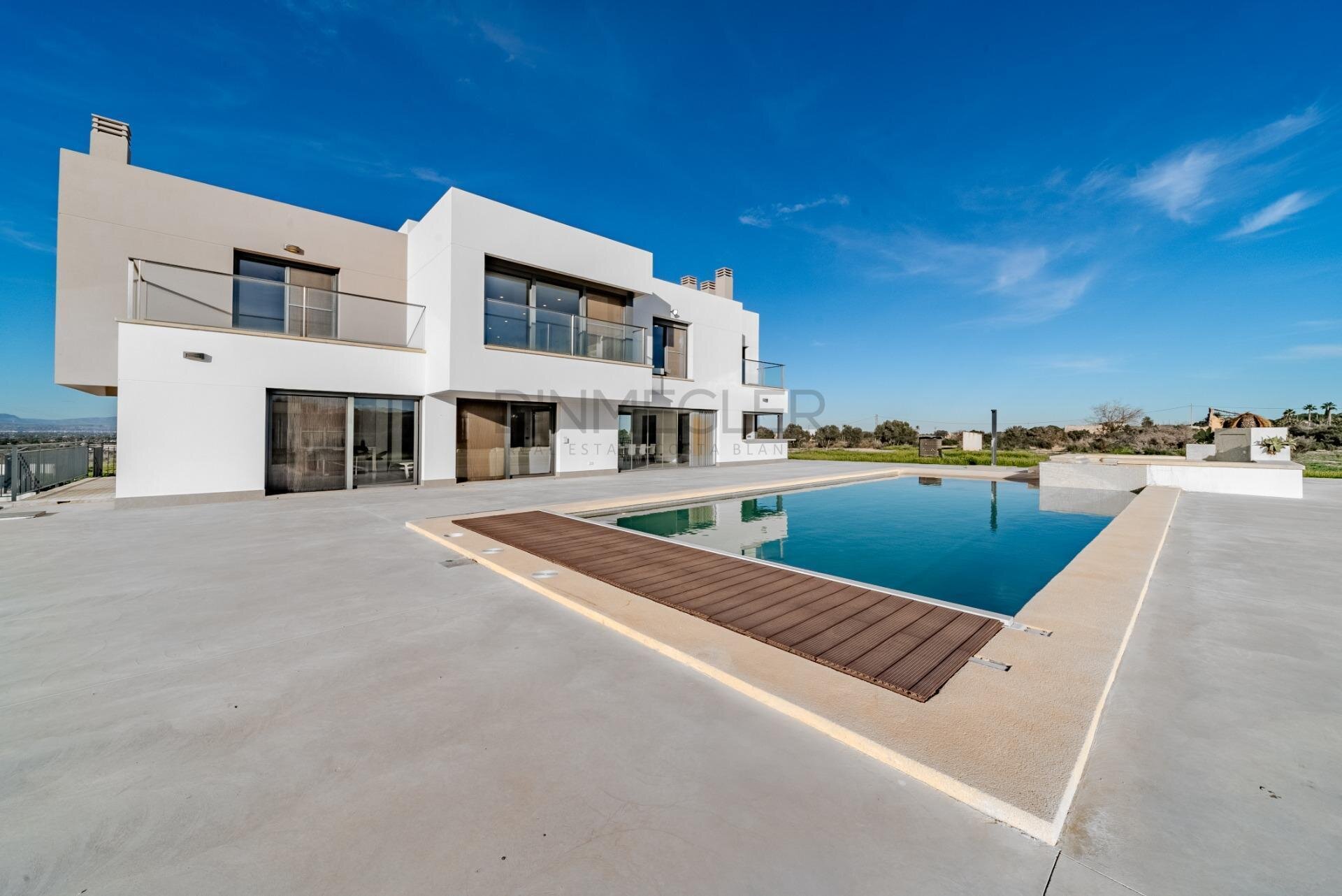 5-Bedroom Villa in La Marina - Image 2
