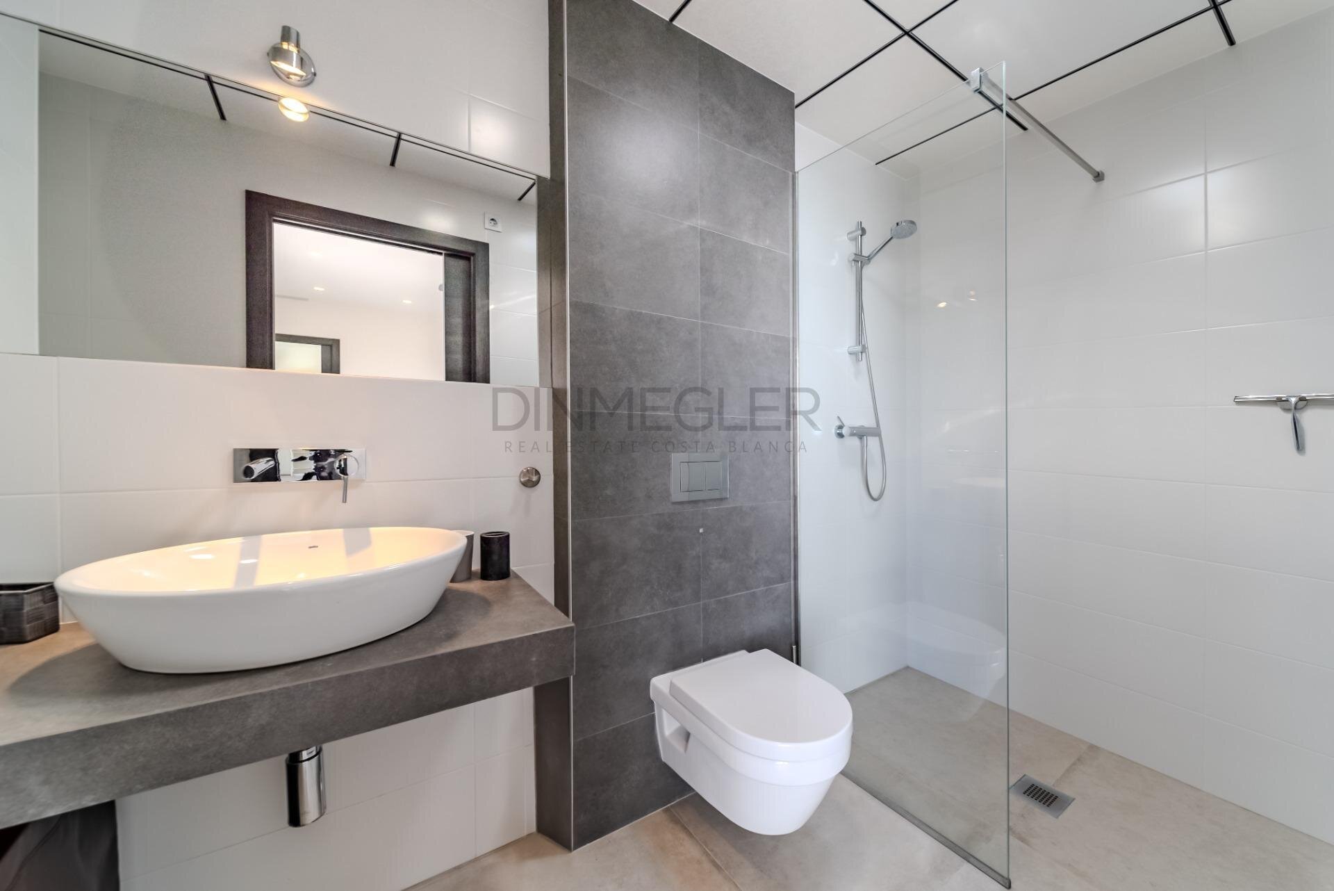 5-Bedroom Villa in La Marina - Image 29