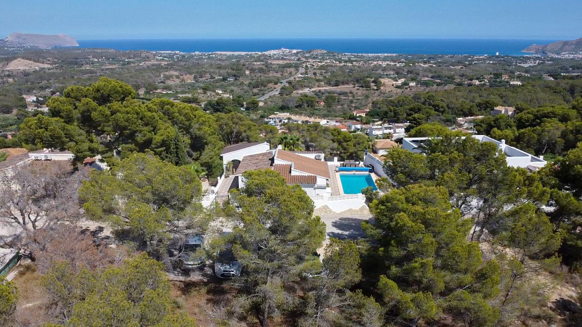 3-Bedroom Detached House in La Nucia | Sunny Casas - Cos... - Image 8