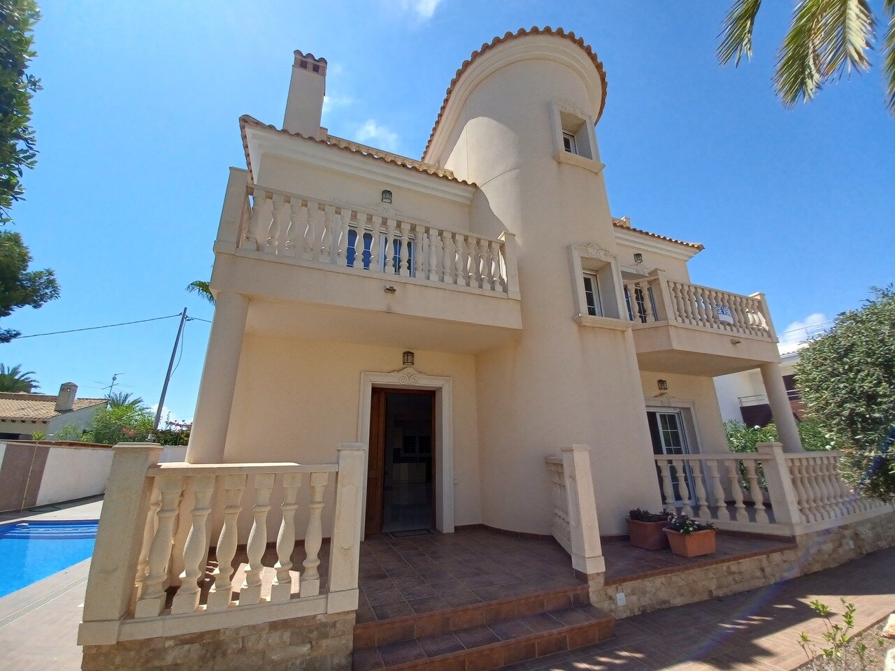 4-Bedroom Villa in Costa Blanca, Cabo Roig - Image 9
