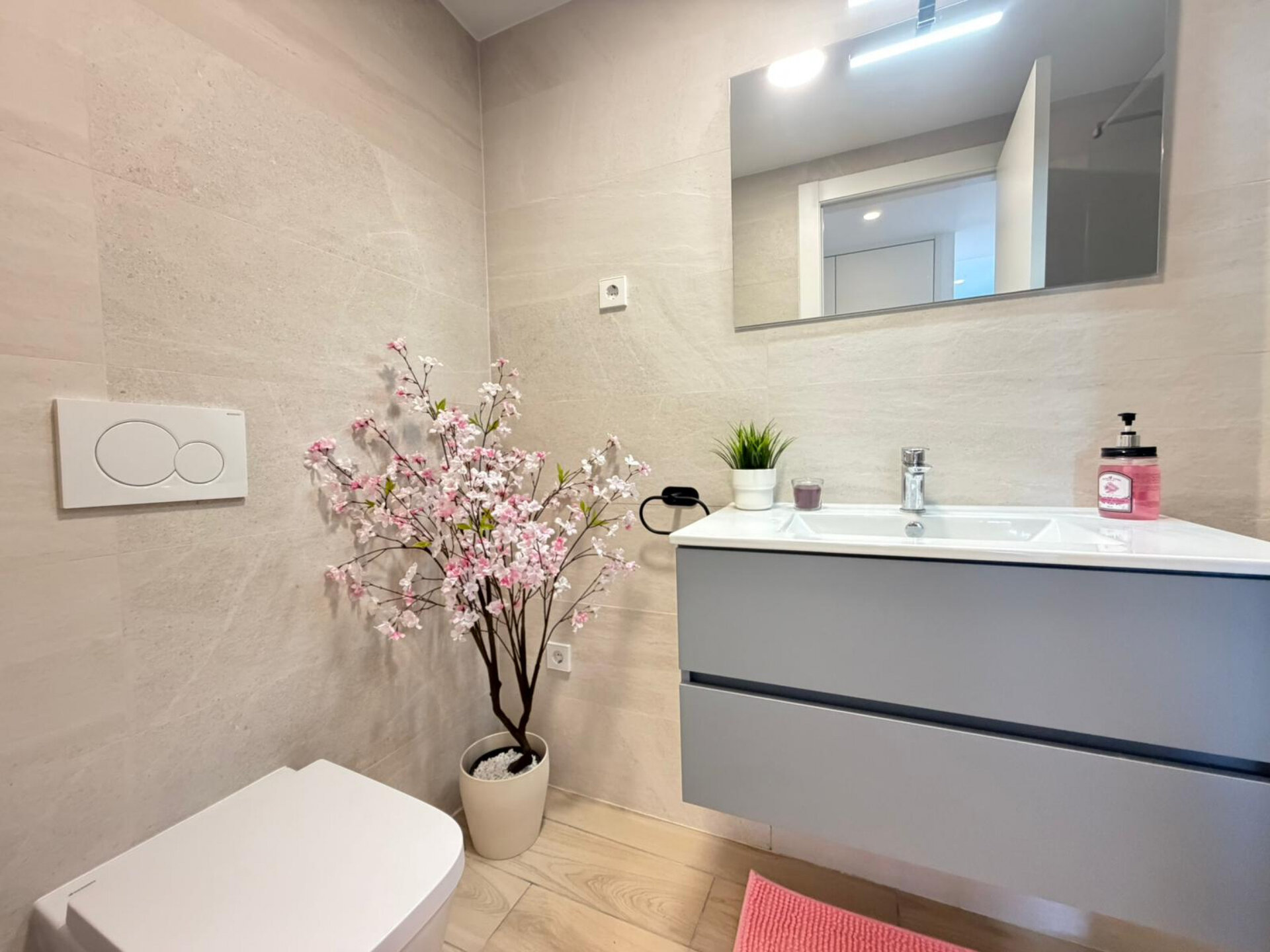 2-Bedroom Apartment in Los Alcázares - Image 13