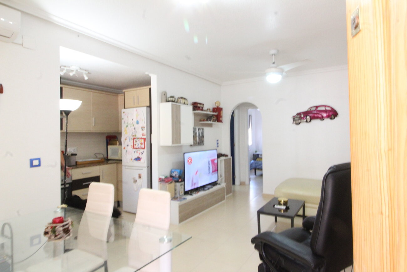 2-Bedroom Apartment in Comunidad Valenciana, Almoradi - Image 2