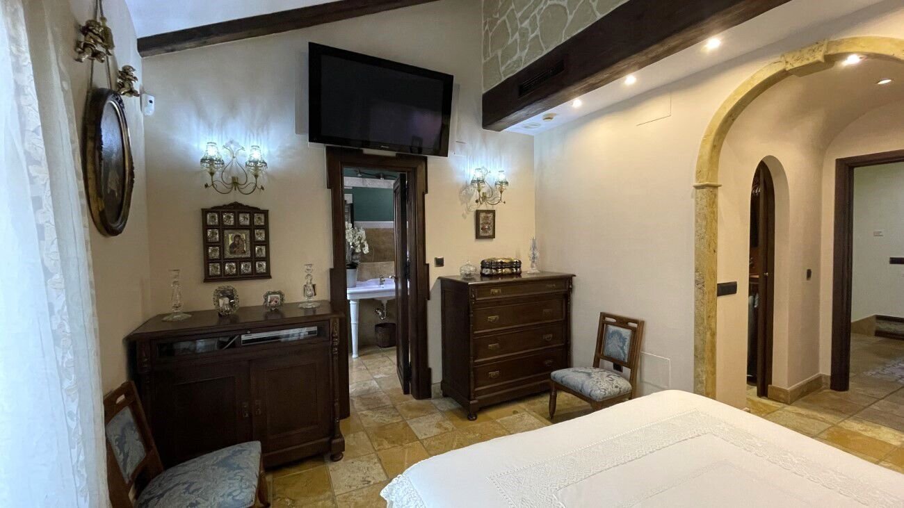 4-Bedroom House in Torrevieja - Image 14