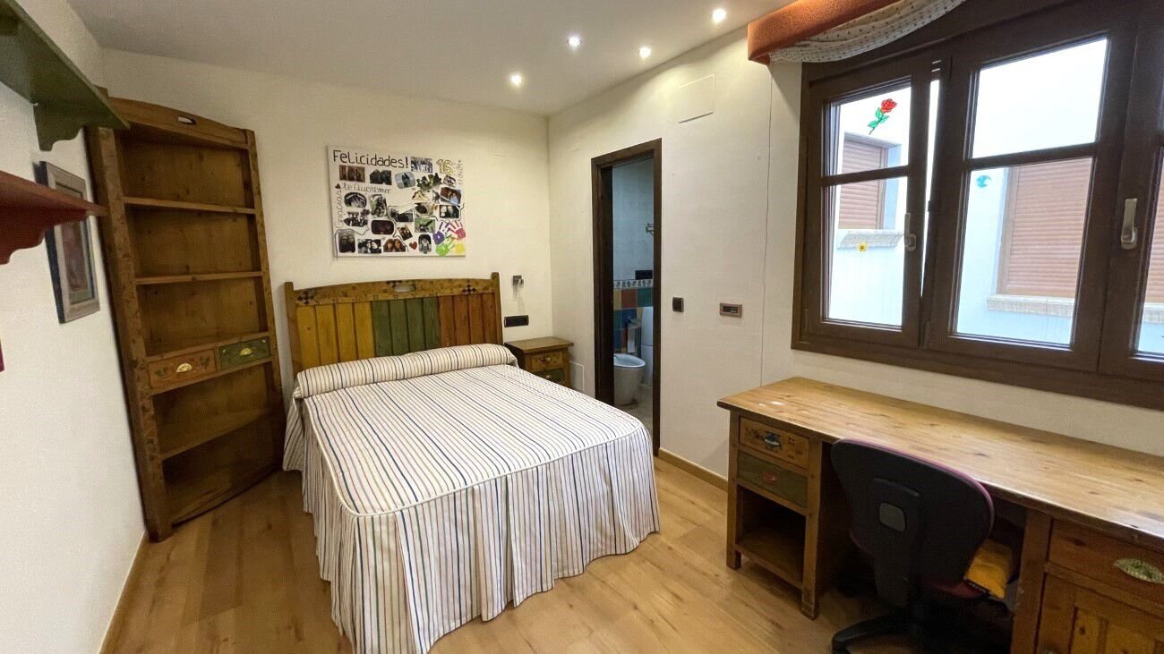 4-Bedroom House in Torrevieja - Image 17