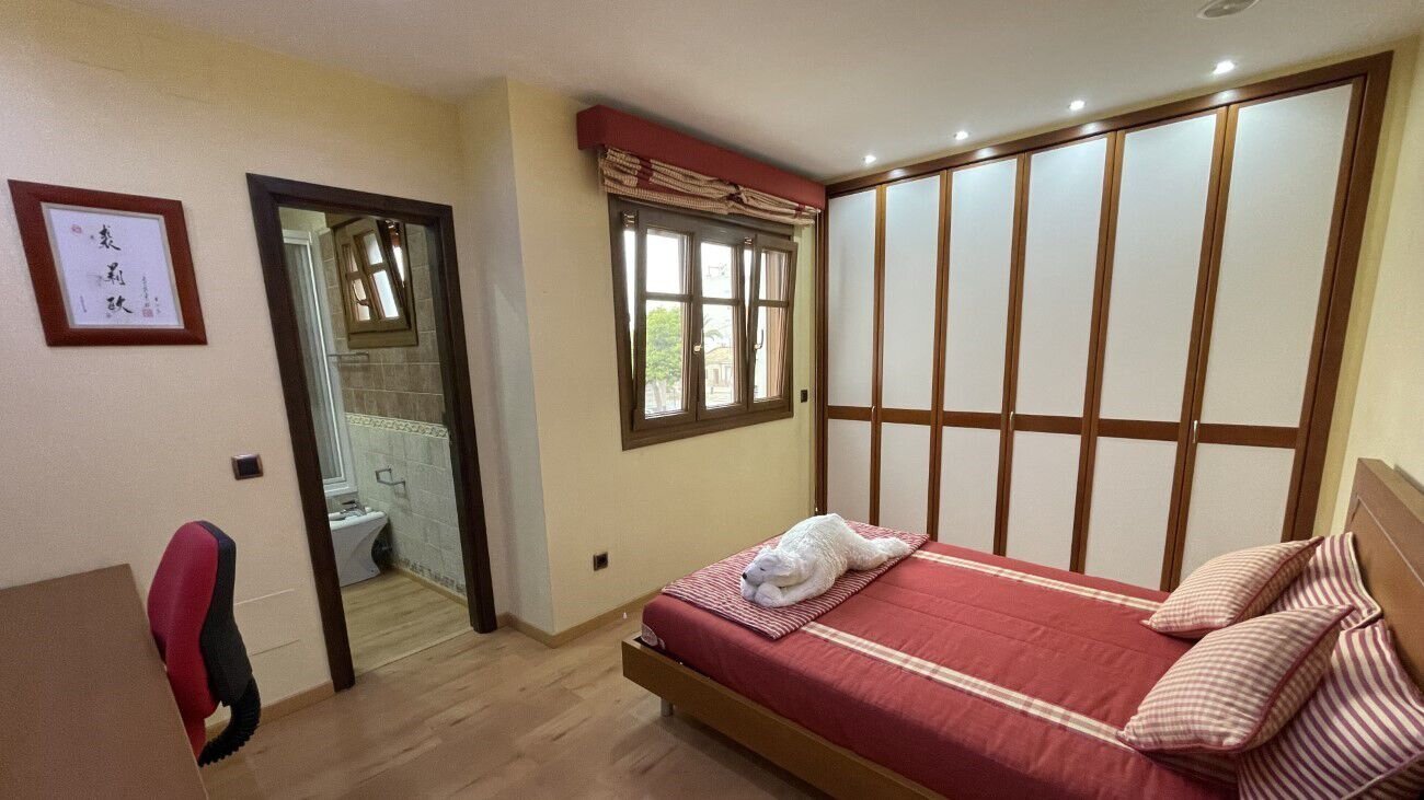 4-Bedroom House in Torrevieja - Image 22