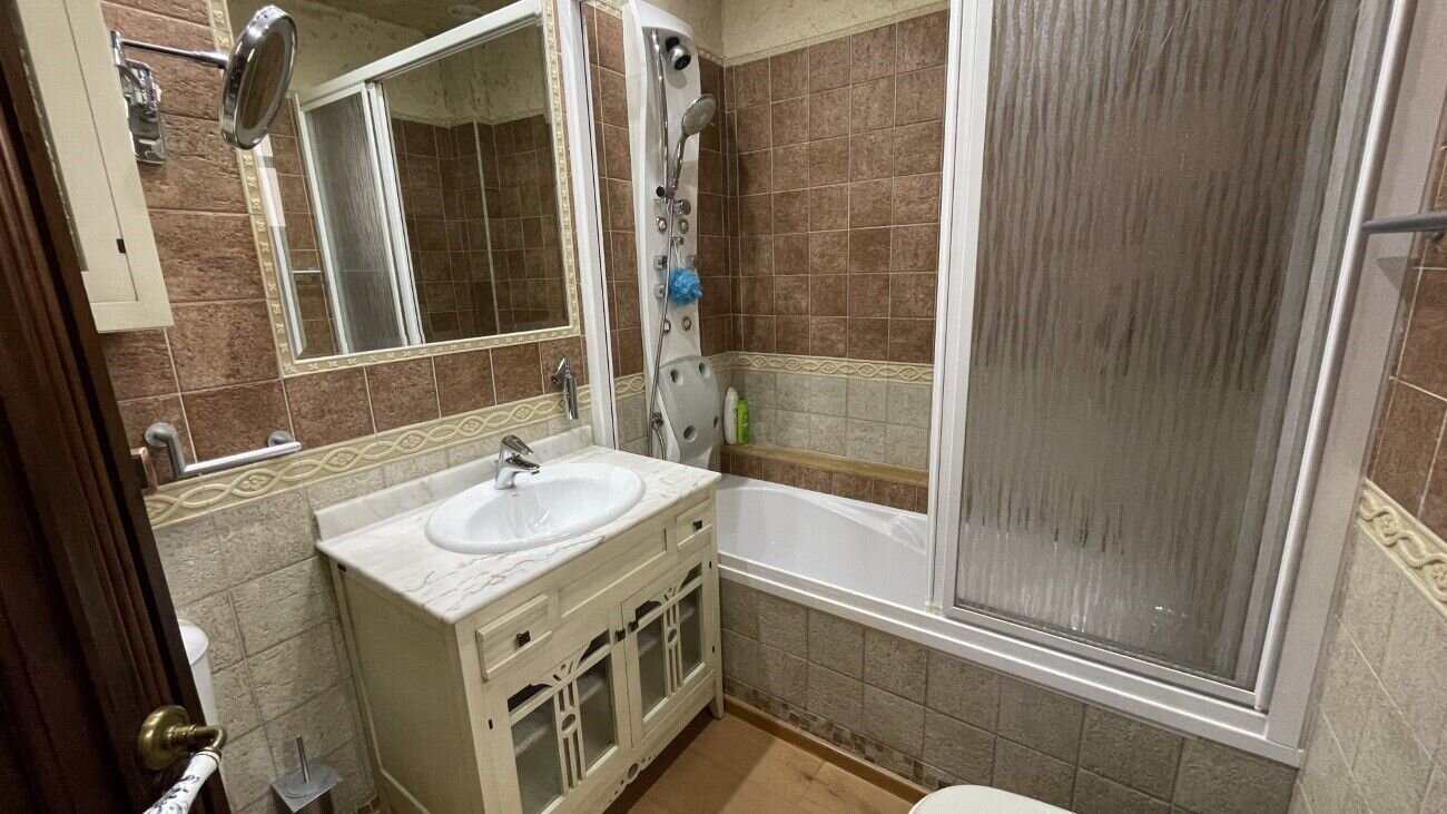4-Bedroom House in Torrevieja - Image 23