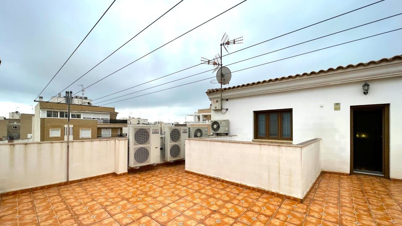 4-Bedroom House in Torrevieja - Image 29