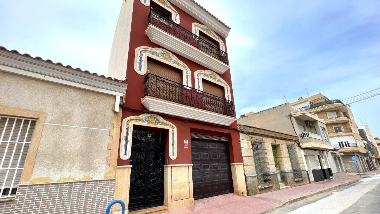 4-Bedroom House in Torrevieja - Image 30