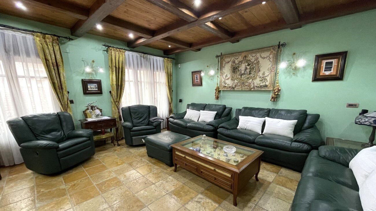 4-Bedroom House in Torrevieja - Image 4