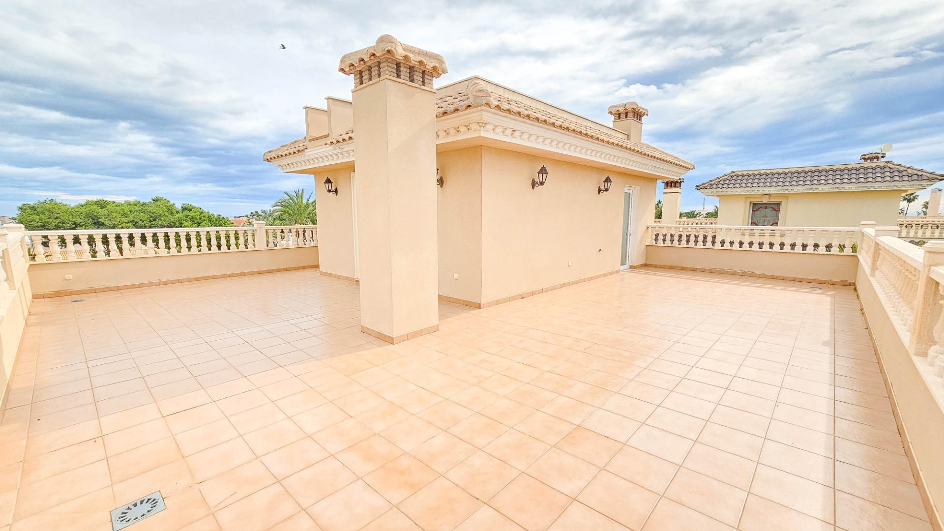 7-Bedroom Villa in Cabo Roig - Image 35