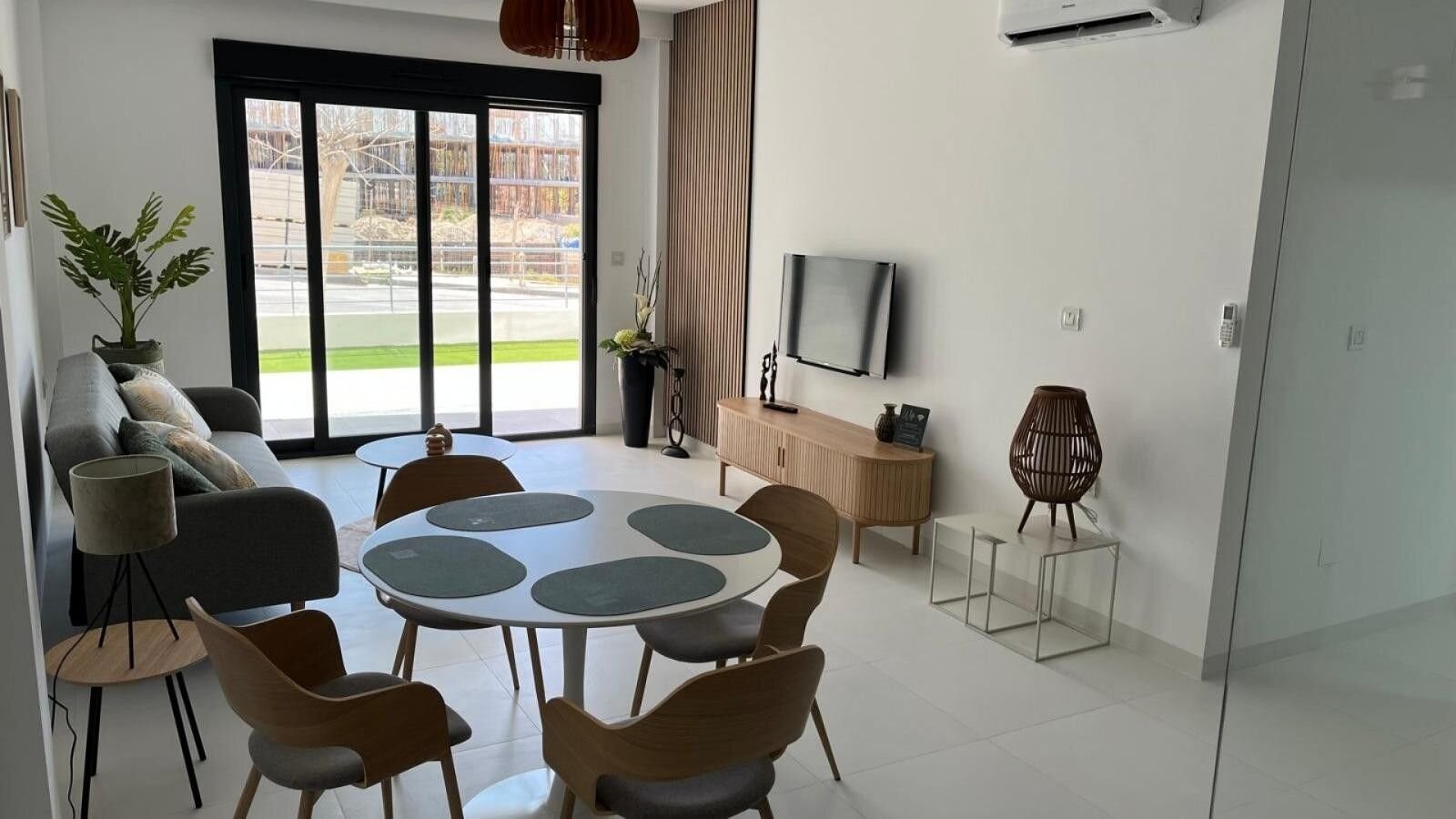 2-Bedroom Apartment in Pueblo, San Miguel de Salinas - Image 5
